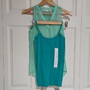 Curfew Mint Green Sleeveless V-Neck Hi-Low Blouse with Matching Cami – Size Smal